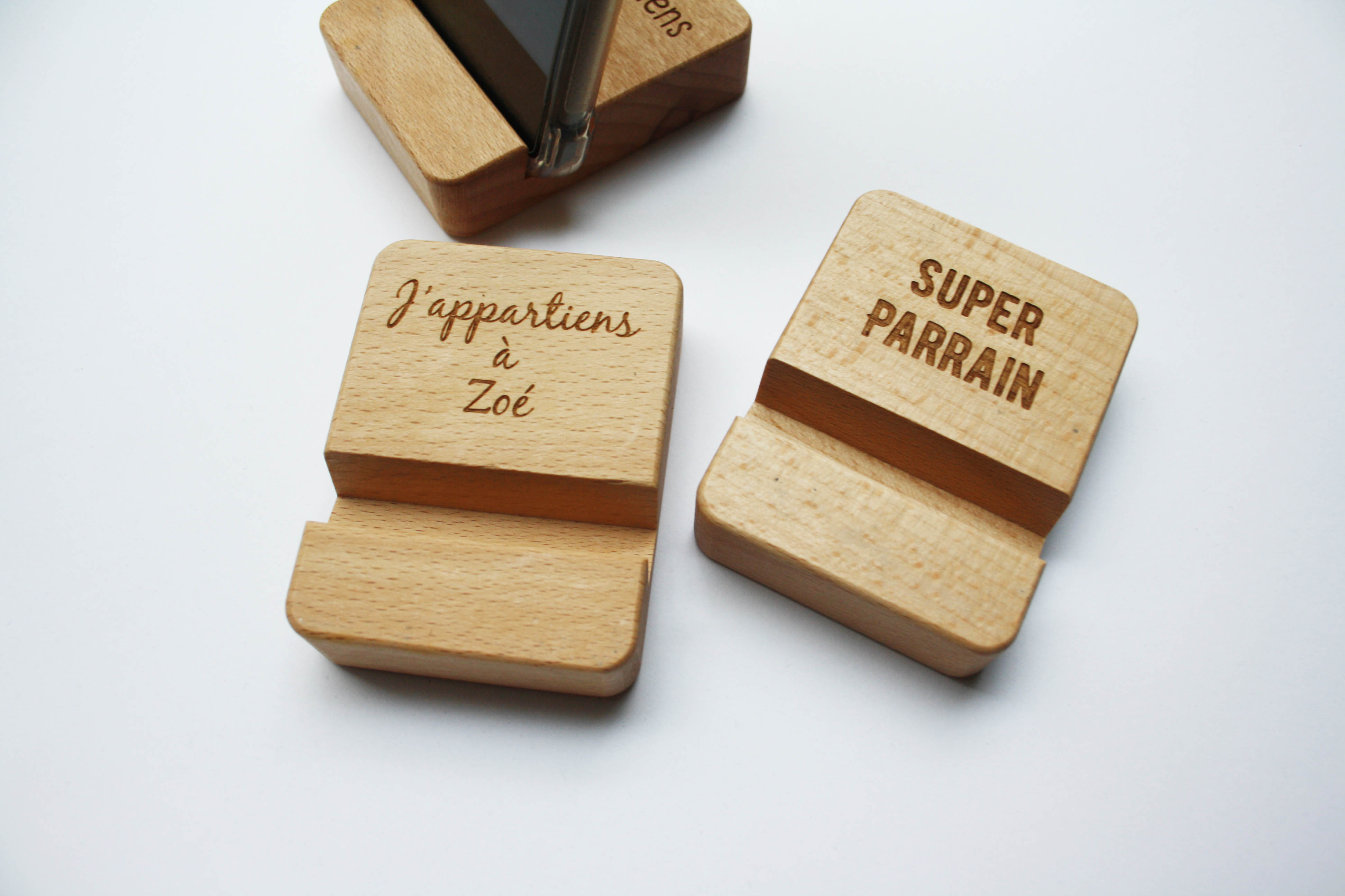 Support téléphone personnalisé en bois, gravé avec votre texte – Image 4