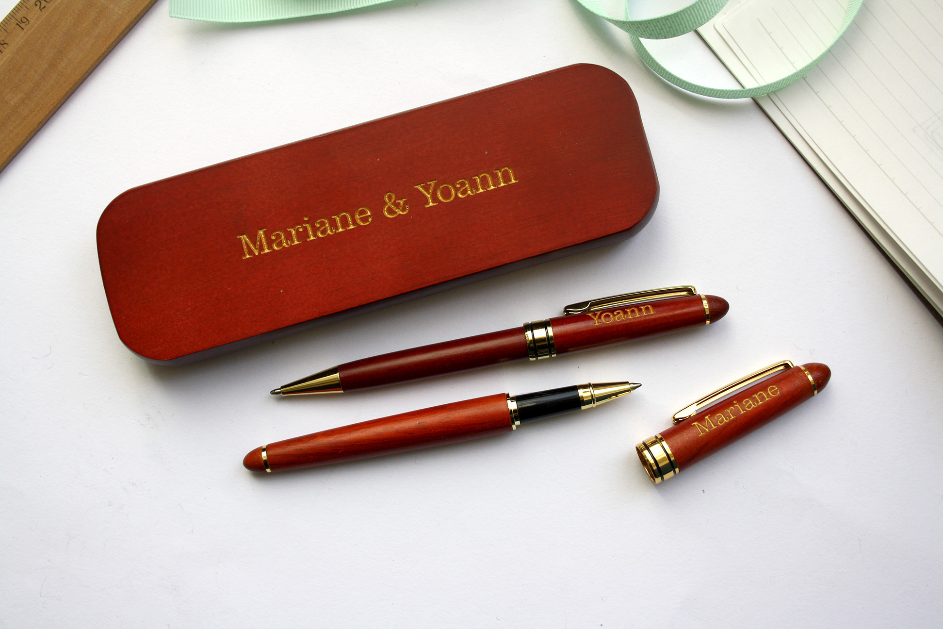 Coffret personnalisé 2 stylos, bois rouge foncé, gravure avec votre texte -  Atelier Mumu