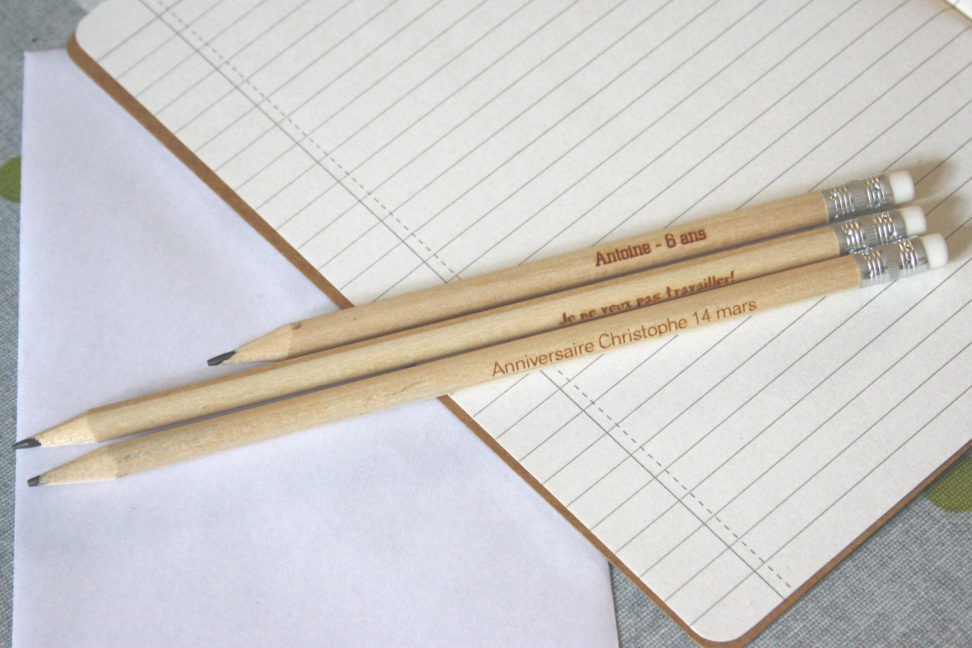 Crayon en bois Personnalisé avec gomme - Une Jolie Fête