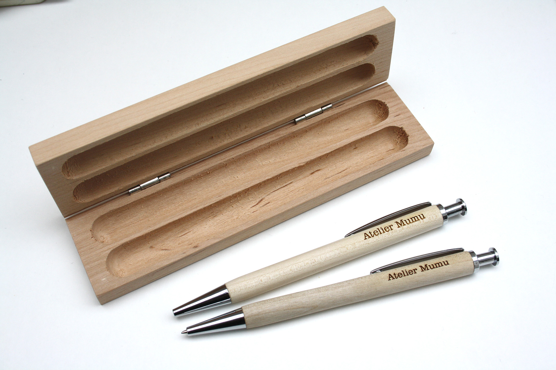 Coffret personnalisé avec 2 stylos en bois clair gravés avec votre texte -  Atelier Mumu