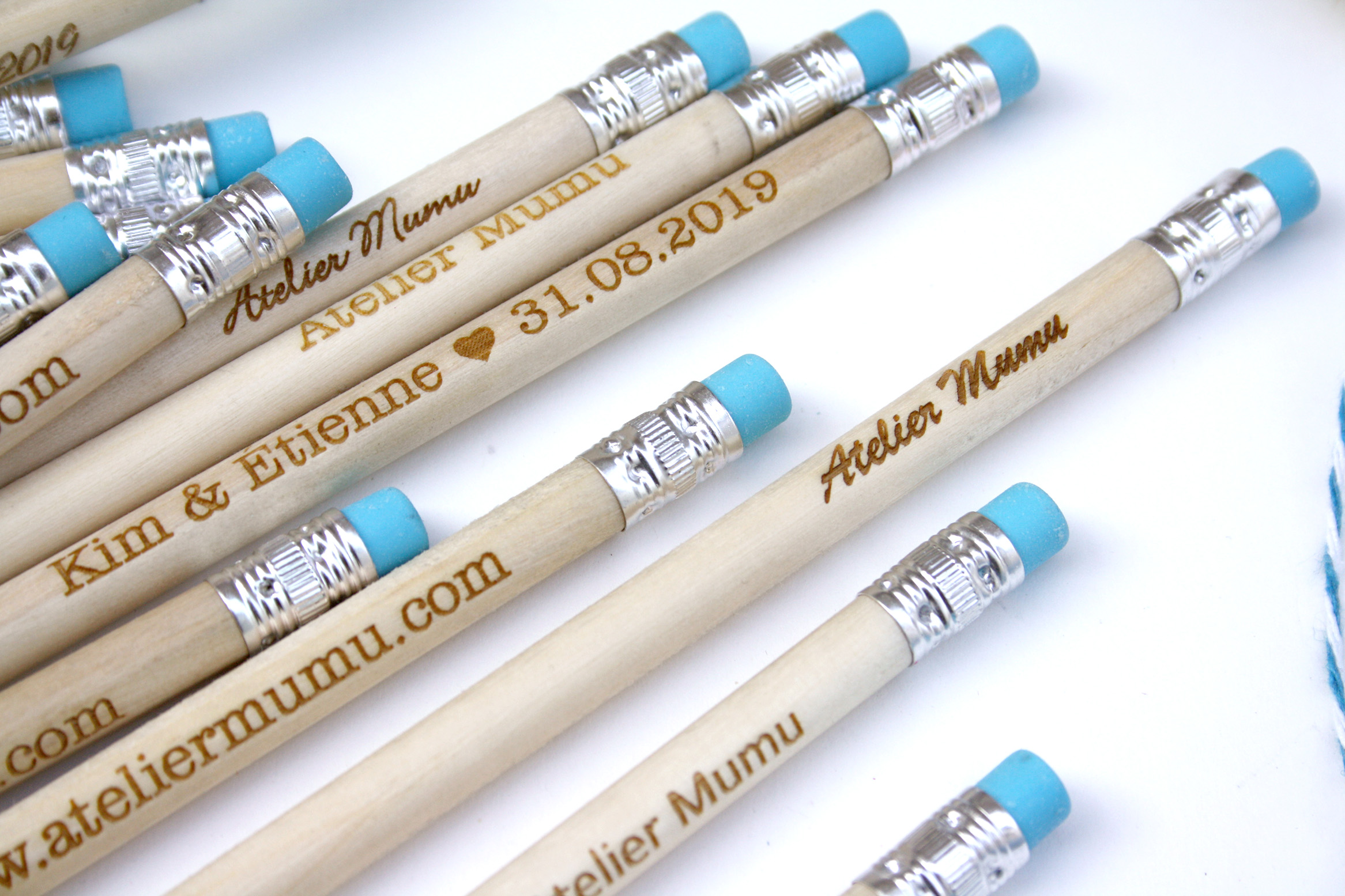 cadeau pour invités Lot de 25 crayons bois personnalisés prénom mariage date gomme bleue gravés avec votre texte anniversaire 