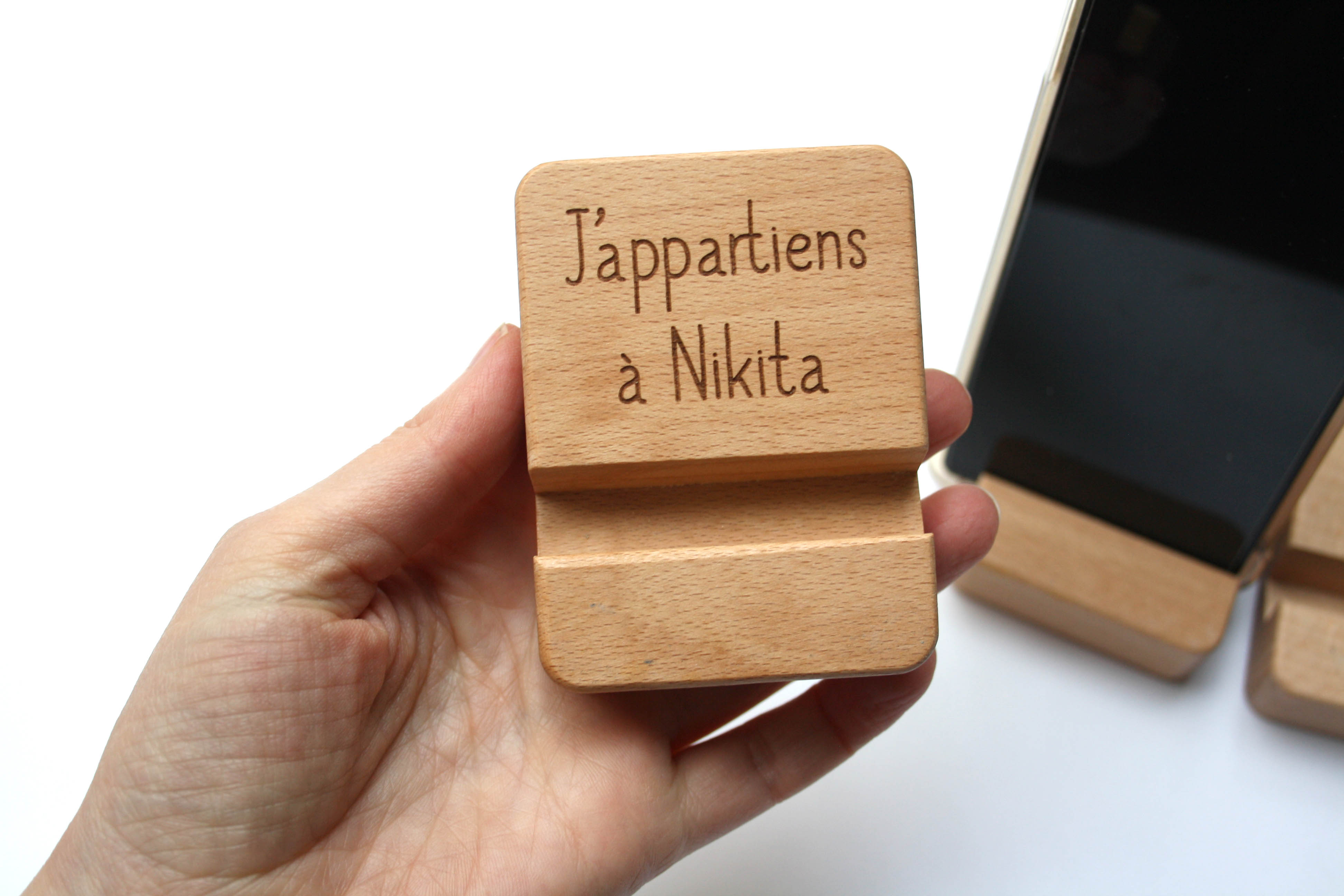 Support téléphone personnalisé en bois, gravé avec votre texte – Image 2