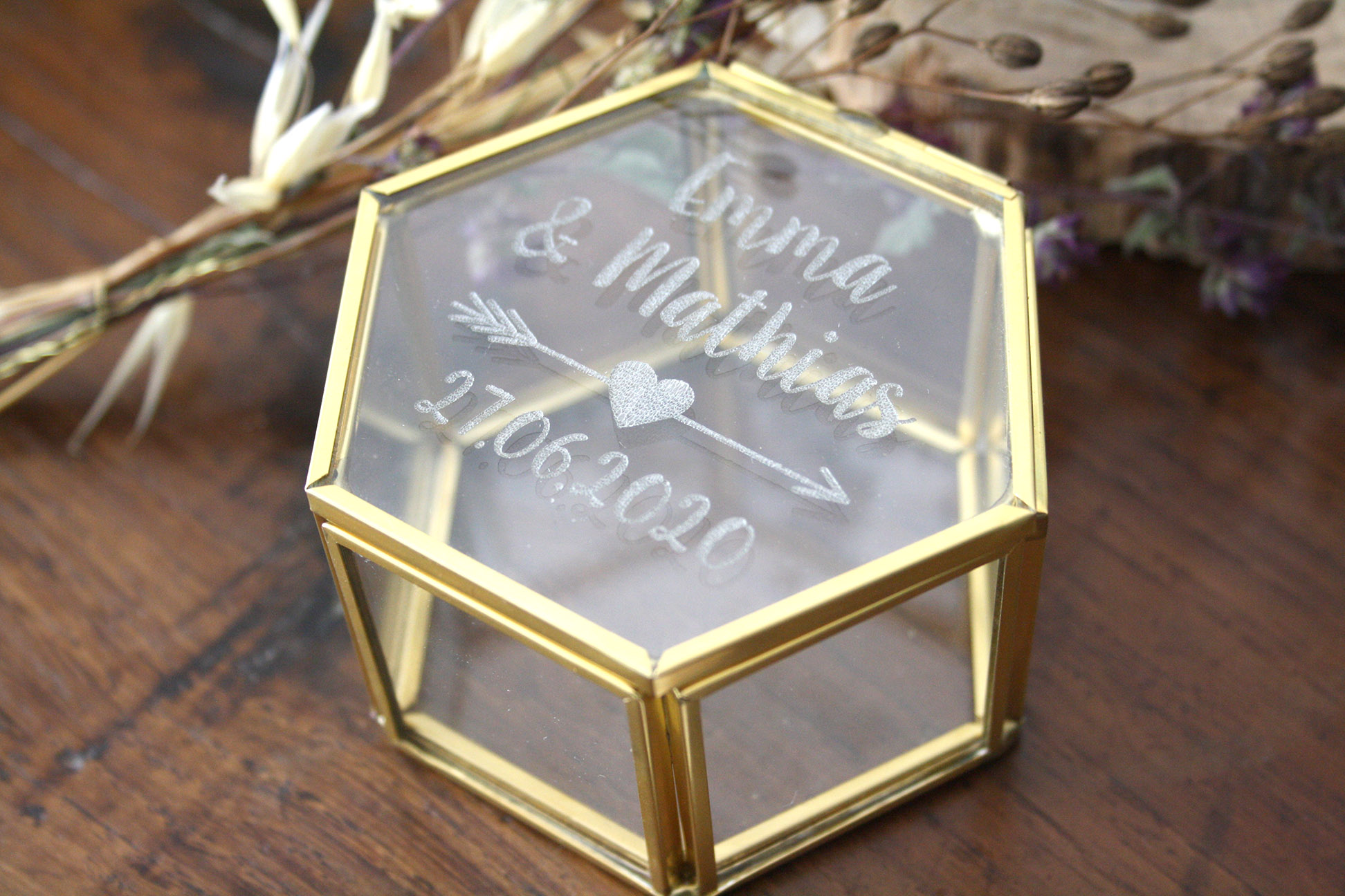 Boîte à alliances en verre et métal doré, personnalisée avec vos prénoms et  date gravés, forme hexagonale, boîte vitrine - Atelier Mumu