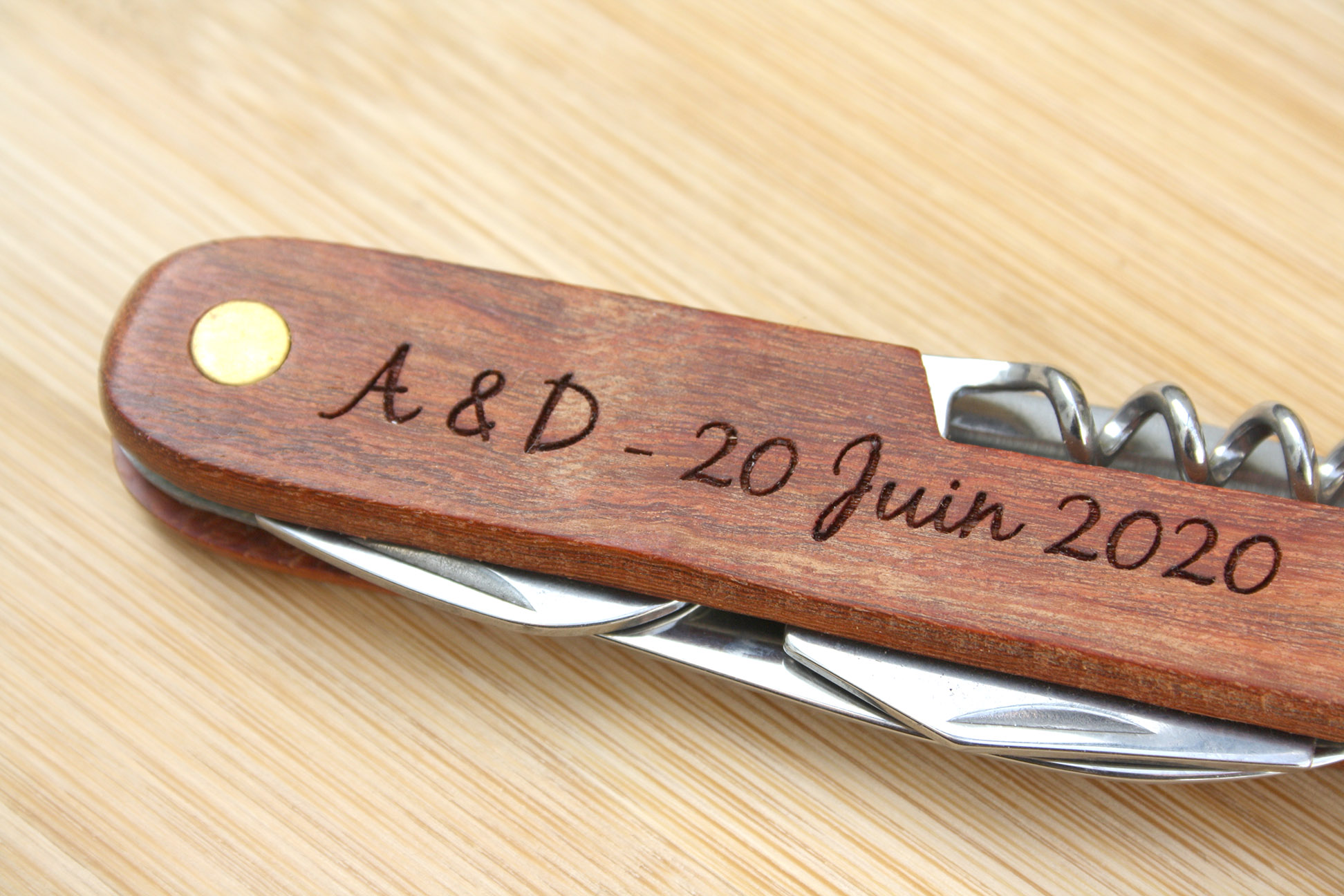Couteau personnalisé, tire bouchon décapsuleur bois gravé - Atelier Mumu