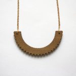 collier dentelle bois