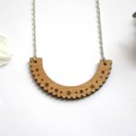 collier bois dentelle