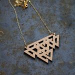 collier bois triangle