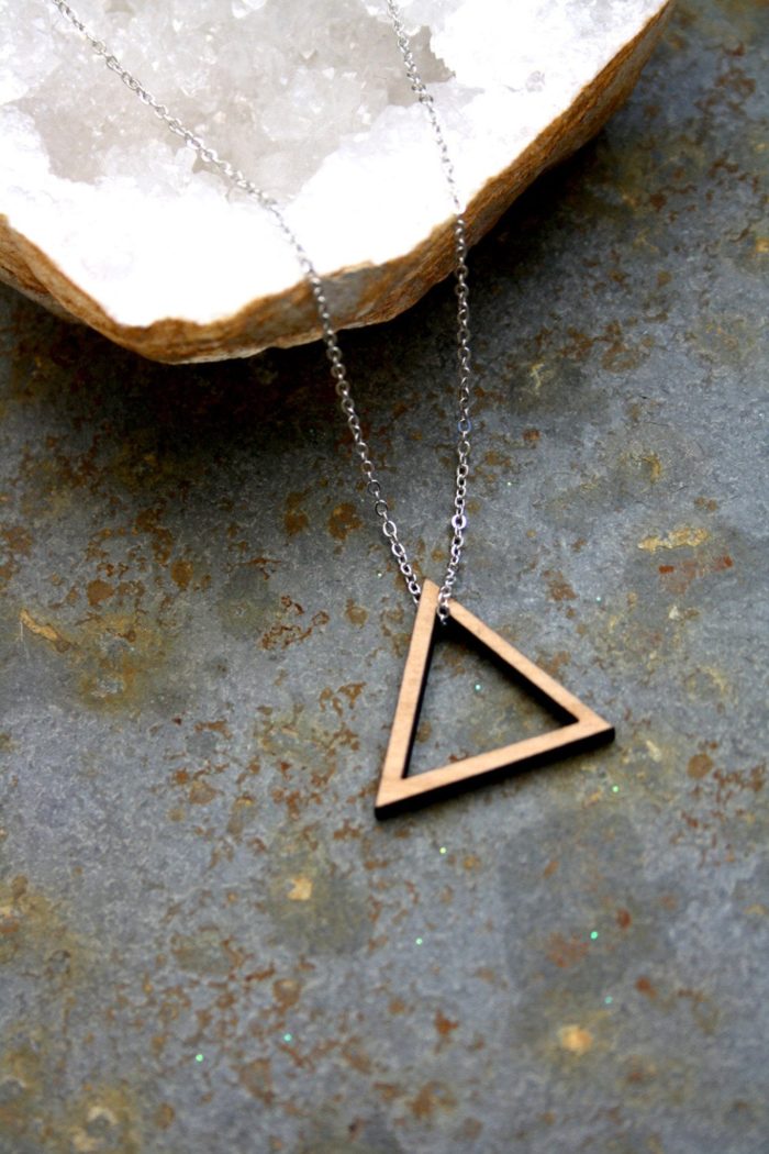 collier bois triangle