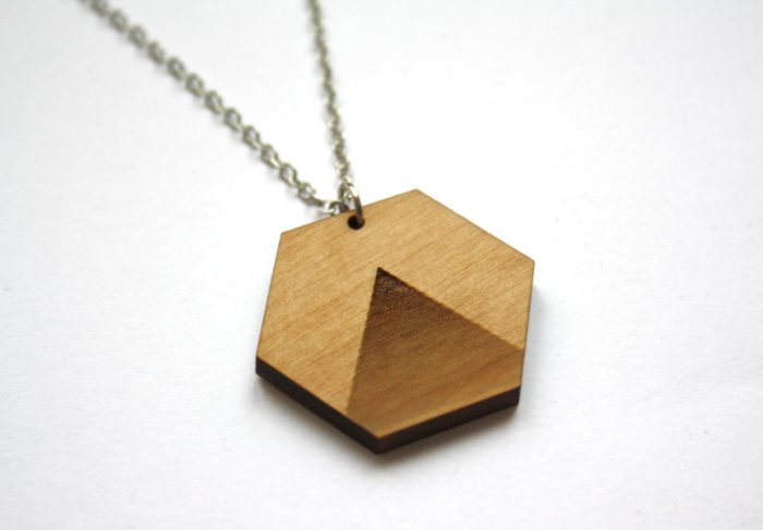 collier bois géométrique