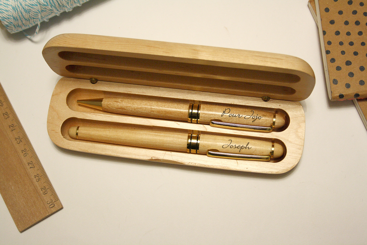 Coffret personnalisé avec 2 stylos en bois clair gravés avec votre texte -  Atelier Mumu